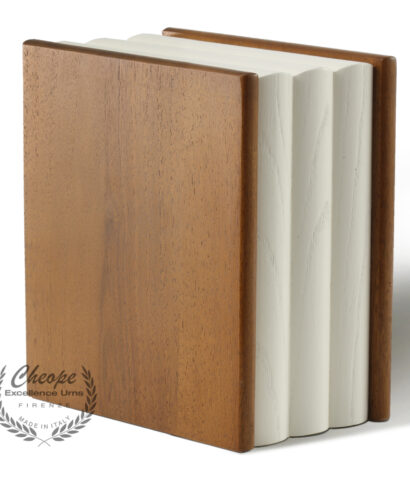 Urna Book White in legno di alta decorazione, per la custodia delle ceneri da cremazione, di grande versatilità di ambientazione per onorare la memoria del proprio caro in modo elegante e per tenerlo sempre insieme a noi in un contesto di armonia e discrezione