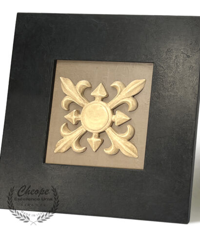 Urna quadro Zeffiro Emblema Black in legno di alta decorazione, per la custodia delle ceneri da cremazione onoranze funebri, di grande versatilità di ambientazione per onorare la memoria del proprio caro in modo elegante e per tenerlo sempre insieme a noi in un contesto di armonia e discrezione