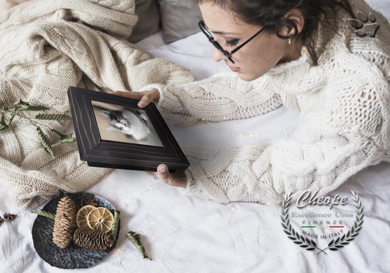 Urna cineraria in legno con funzione porta foto realizzata a mano con finitura abete bruciato